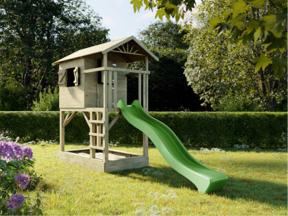 tree hut met zandbak en glijbaan groene omgeving