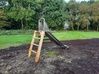 vrijstaande glijbaan achter