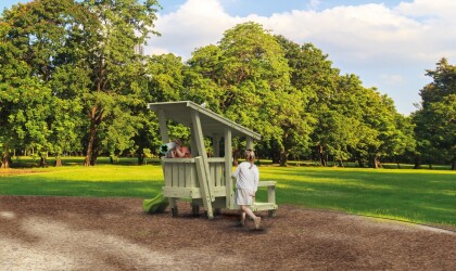 speeltoestel surf shack met glijbaan bos