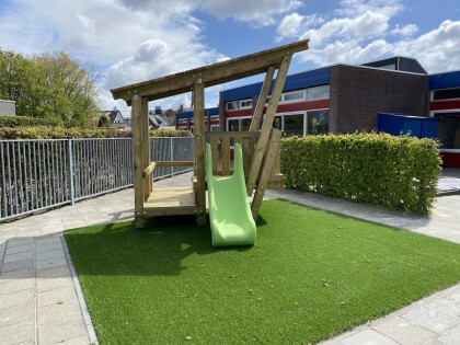 speeltoestel surf shack met glijbaan voorkant