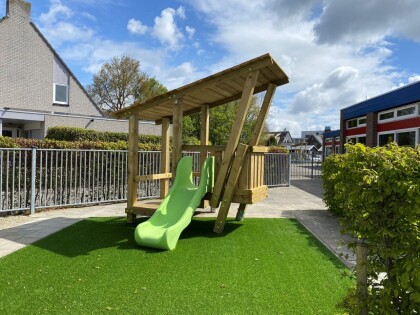 speeltoestel surf shack met glijbaan voorzijkant