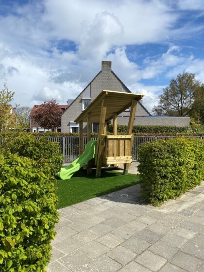 speeltoestel surf shack met glijbaan zijkant