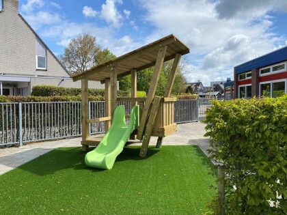 speeltoestel surf shack met glijbaan